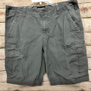 Free world Men’s Cargo Shorts Size 32.